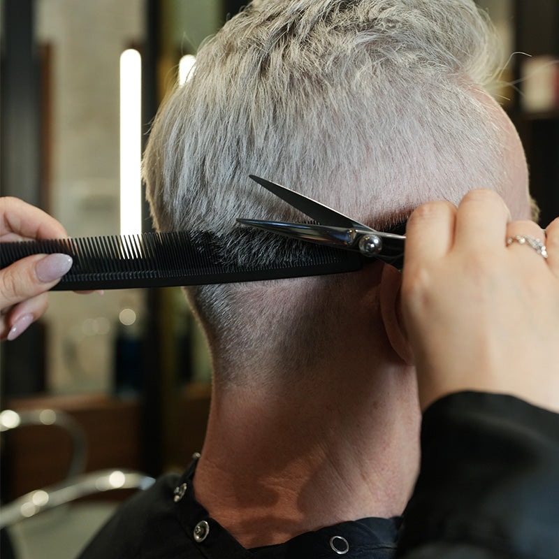 Clippers trimming a men’s haircut