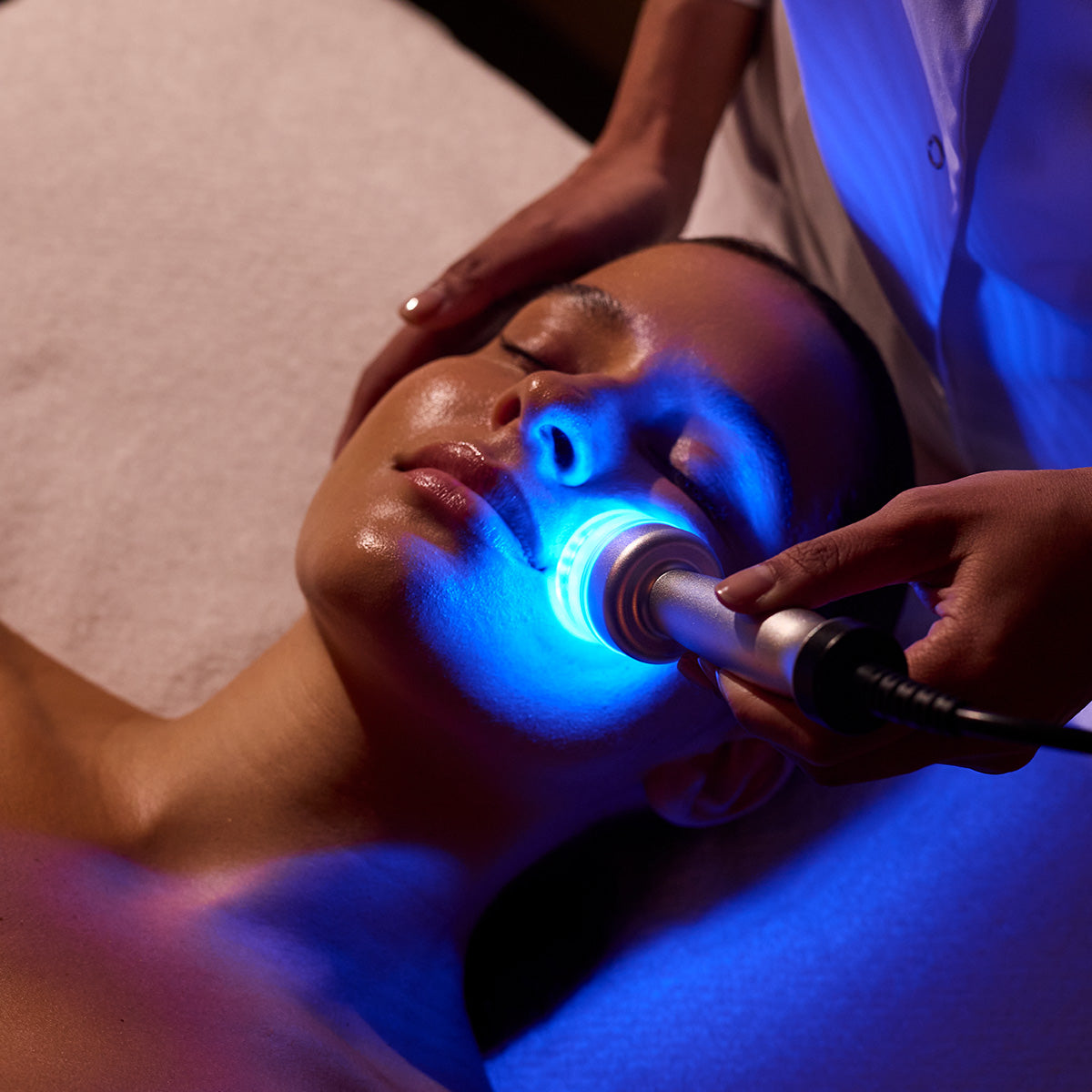 Blue LED wand used during the Oxylight Ionix Facial
